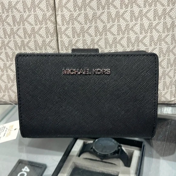 MICHAEL KORS
Medium Crossgrain Leather Wallet
Black
NWT - Picture 2 of 16